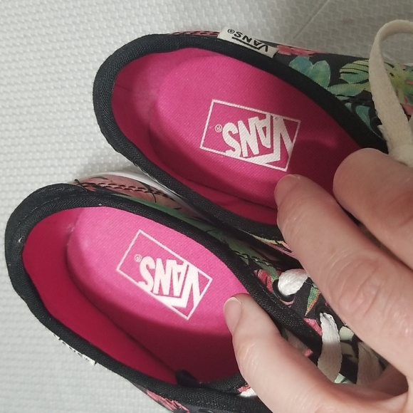 Vans - Picture 11 of 15